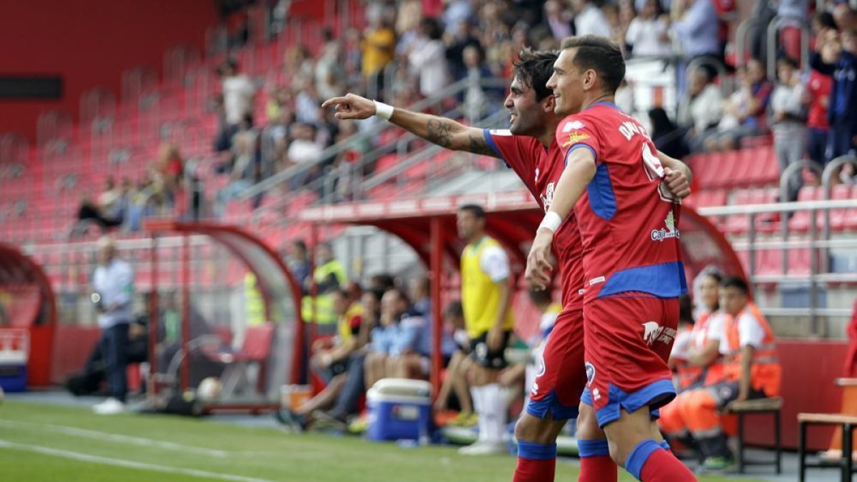 Escassi y Dani Calvo celebran el gol anotado en la victoria al Extremadura.-MARIO TEJEDOR