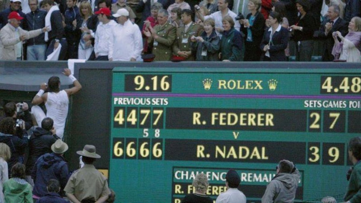Nadal, escala al palco tras ganar en Wimbledon.-REUTERS / ALESSIA PIERDOMENICO