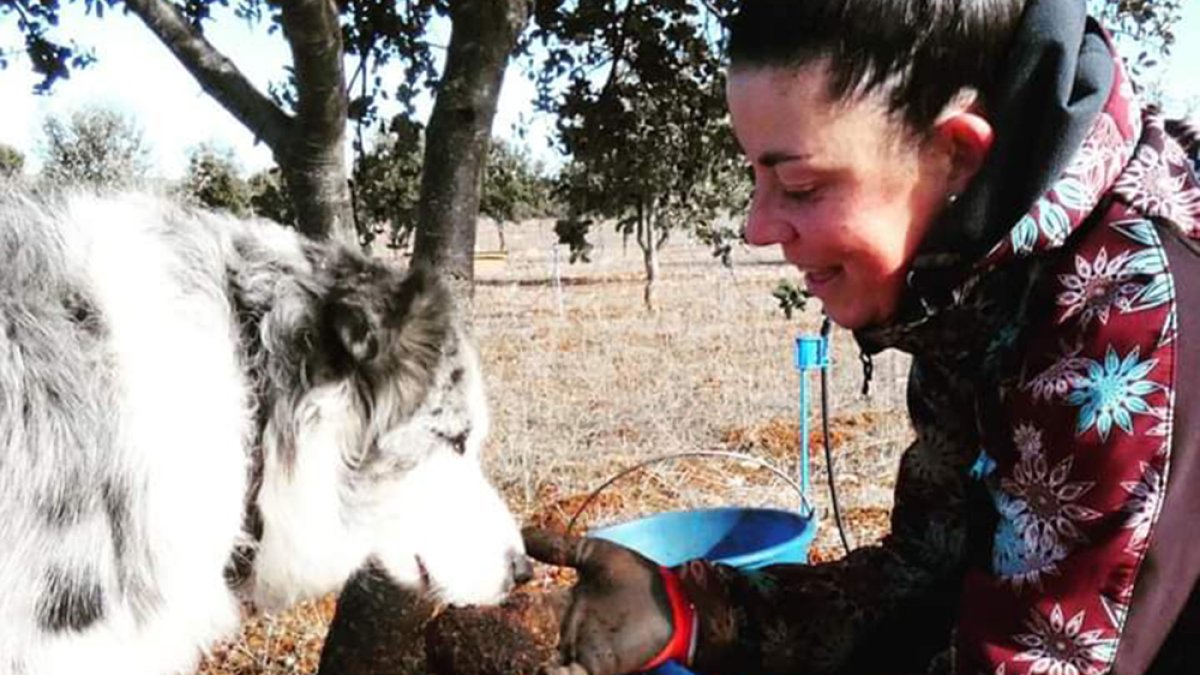 Blanca junto a uno de sus perros truferos en la finca.-HDS
