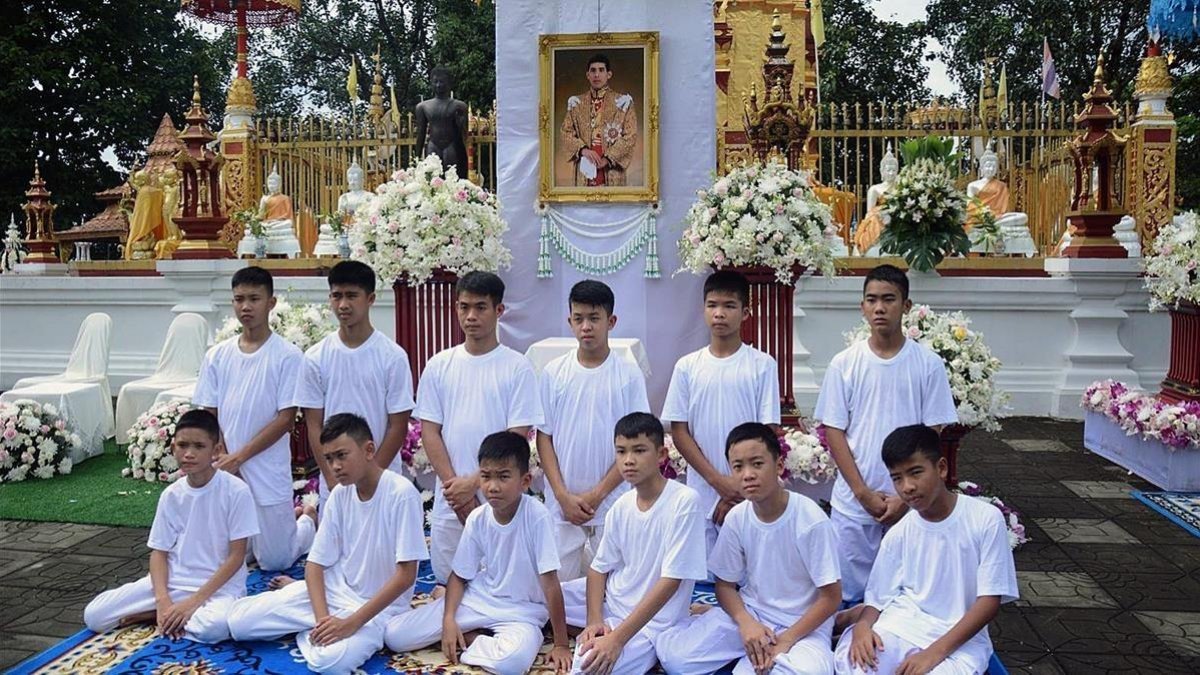 Los componentes del equipo de fútbol rescatados de la cueva Tham Luang, en el templo donde se ordenarán monjes budistas /-OFICINA DEL GOBERNADOR DE CHIANG