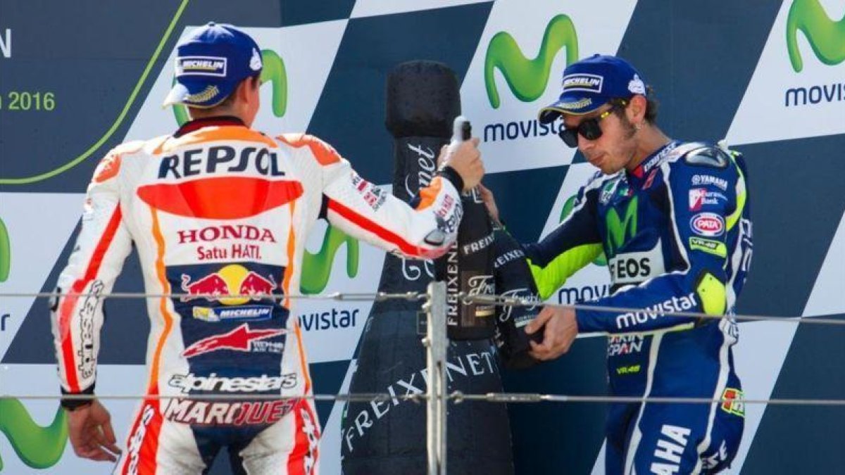 Marc Márquez y Valentino Rossi brindan en el podio de Motorland.-AFP / JAIME REINA