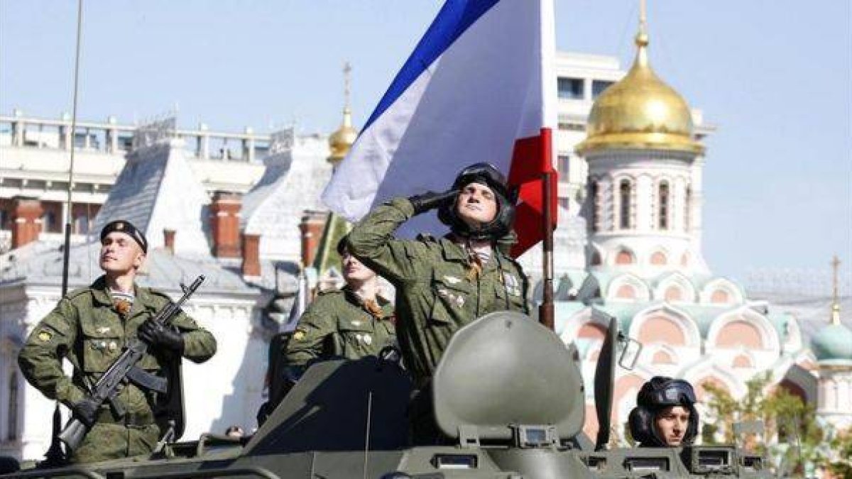 Soldados rusos durante la parada militar de hoy en la Plaza Roja.-Foto: GRIGORY DUKOR / REUTERS