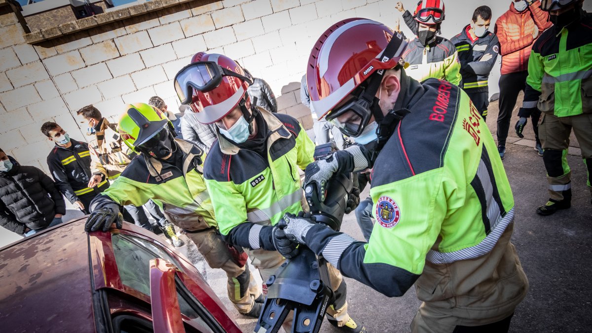 Los bomberos se ejercitan con el nuevo equipo de excarcelación en accidentes de tráfico. GONZALO MONTESEGURO