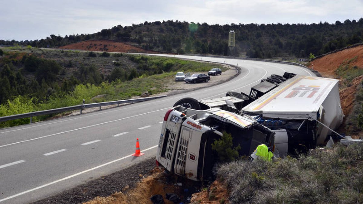 Imagen de archivo del accidente de un camión en El Temeroso. / ÁLVARO MARTÍNEZ-