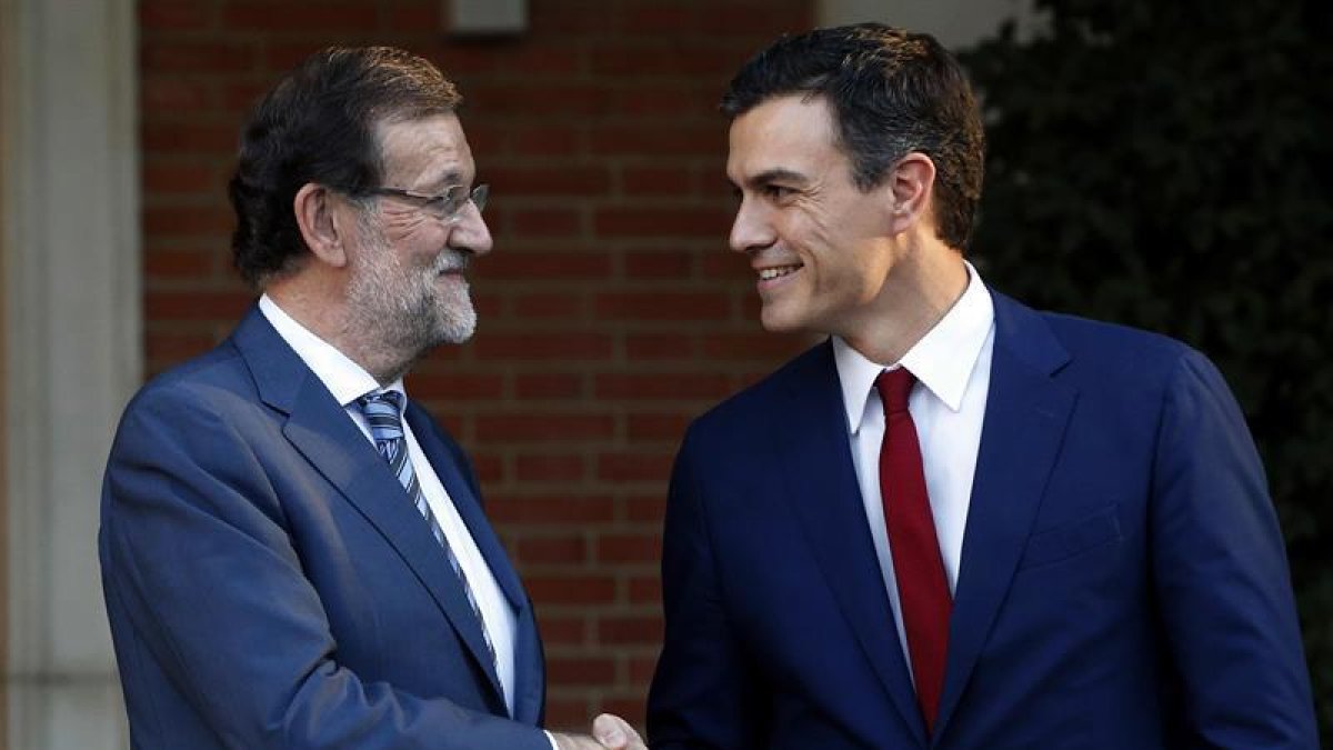 El presidente del Gobierno, Mariano Rajoy (i), saluda esta tarde al secretario general del PSOE, Pedro Sánchez (d), en la escalinata del Palacio de la Moncloa.-EFE