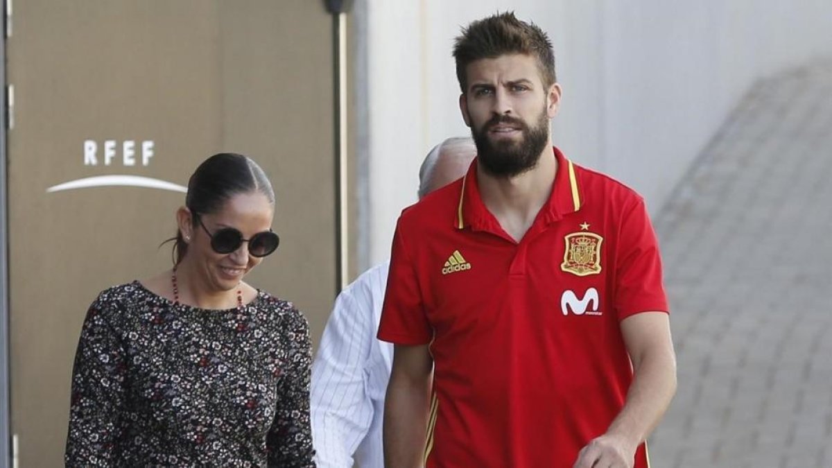 Claramunt y Piqué antes de la rueda de prensa del central.-EFE / BALLESTEROS