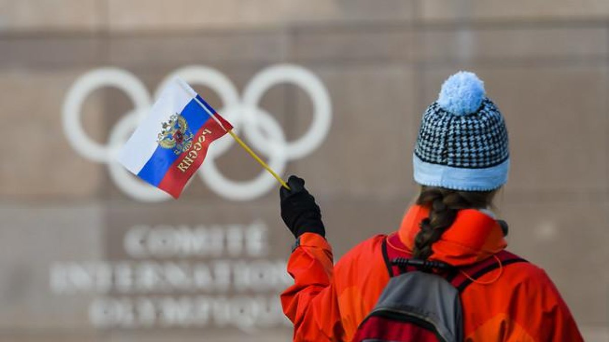 Una aficionada rusa, ante la sede del COI en Lausana.-JEAN-CHRISTOPHE BOTT (AP)
