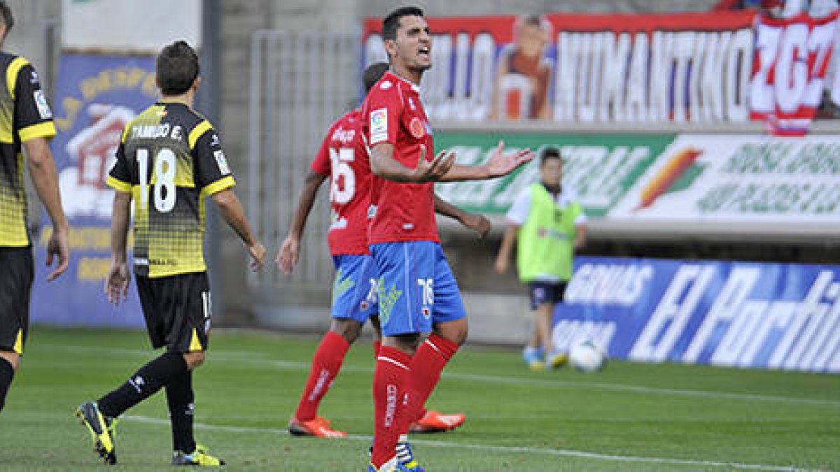 Juanma es uno de los centrales del Numancia en el inicio de temporada. / DIEGO MAYOR-