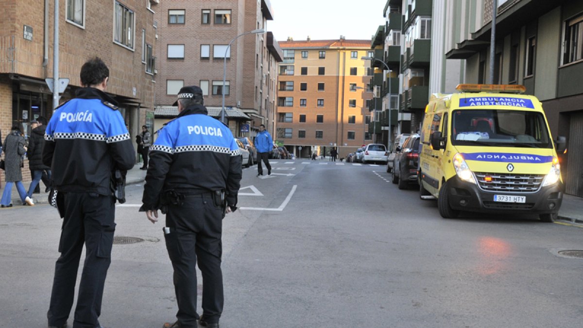 Policía Local y sanitarios en una imagen de archivo. HDS