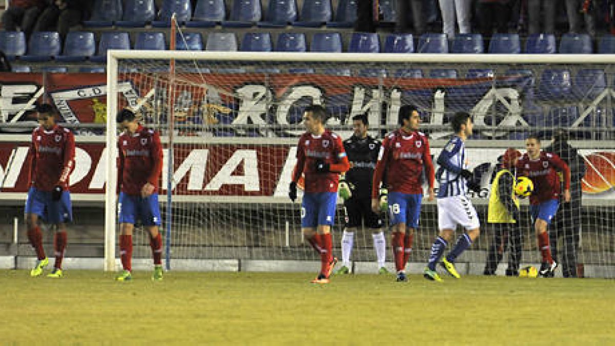 Decepción de los jugadores del Numancia tras recibir uno de los goles ante el Alavés. / Álvaro Martínez-