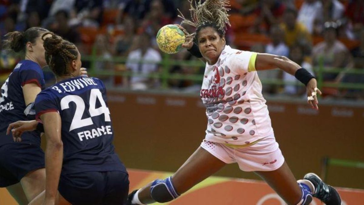 Marta Mangué lanza sobre la portería de Francia.-REUTERS / MARKO DJURICA