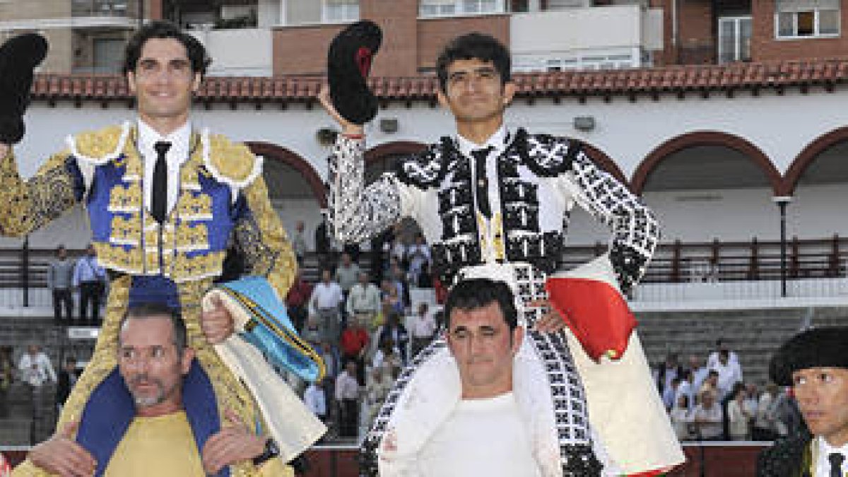 Adame y Teruel salieron a hombros de la plaza. / V.G.-