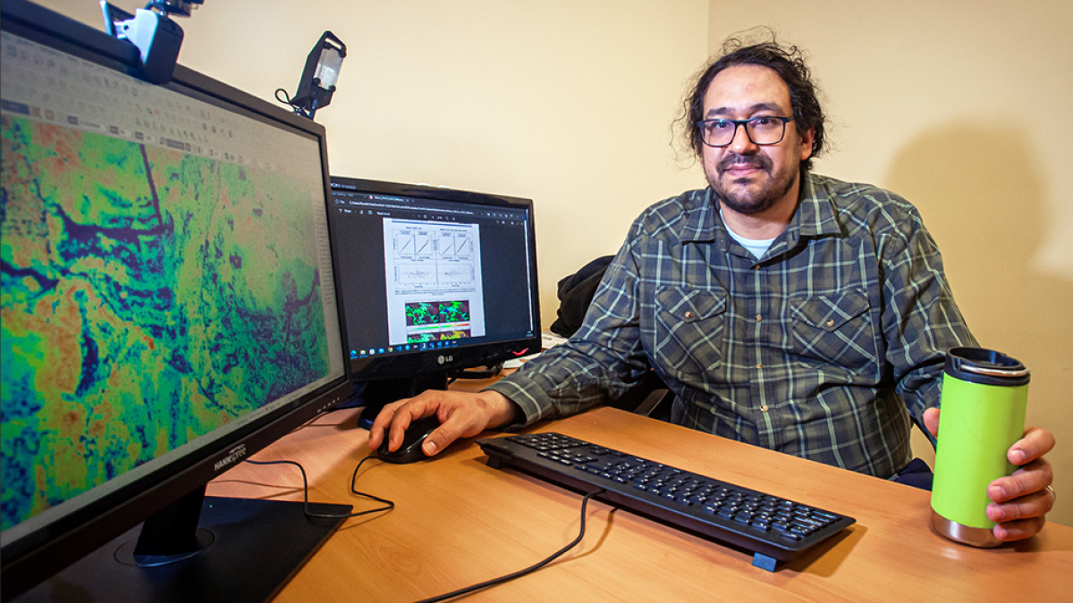 Paco Mauro, doctor en Ingeniería de Montes, especializado en la elaboración de cartografía desagregada sobre terrenos forestales.  MARIO TEJEDOR