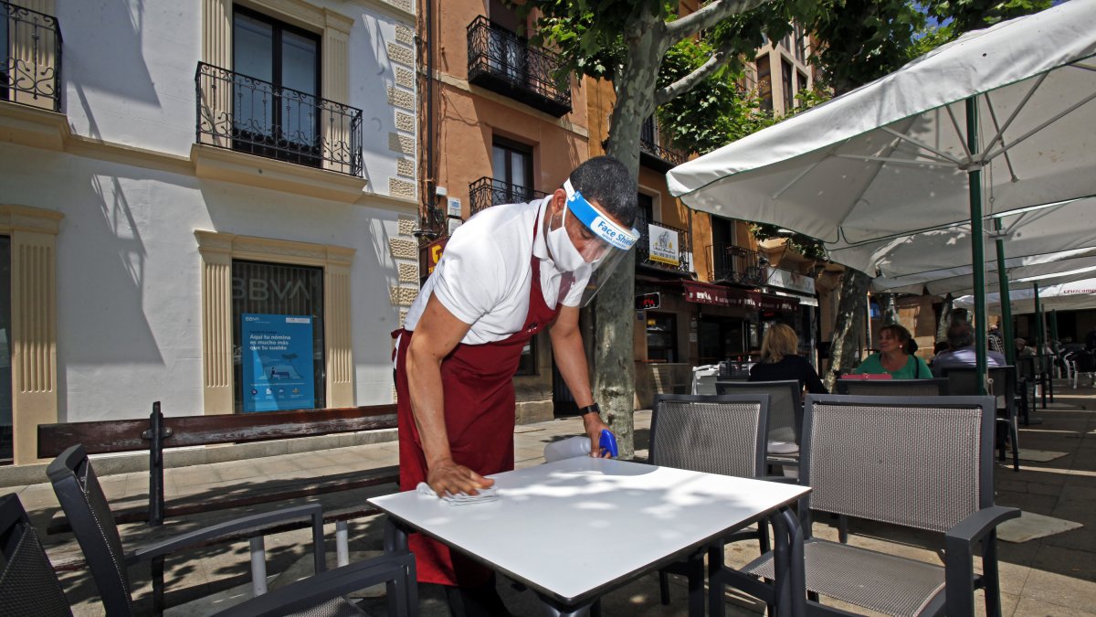 Un camarero en su jornada laboral. MARIO TEJEDOR