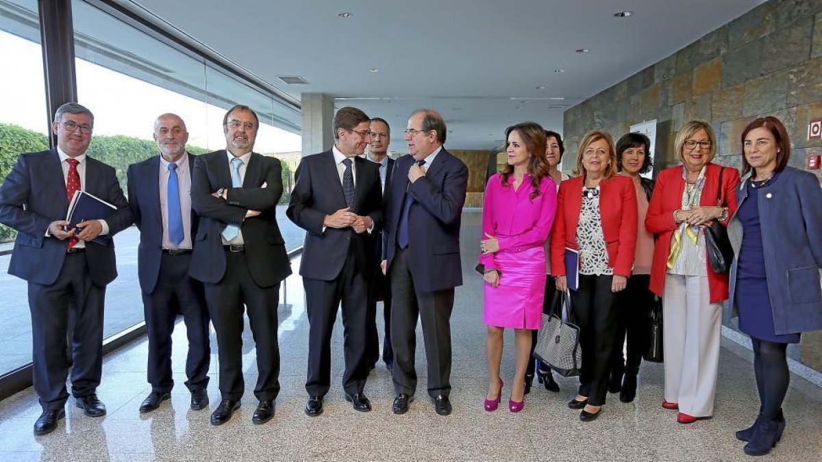 Goirigolzarri y Herrera, flanqueados por el consejero de Educación, la presidenta de las Cortes y consejeros autonómicos-ICAL