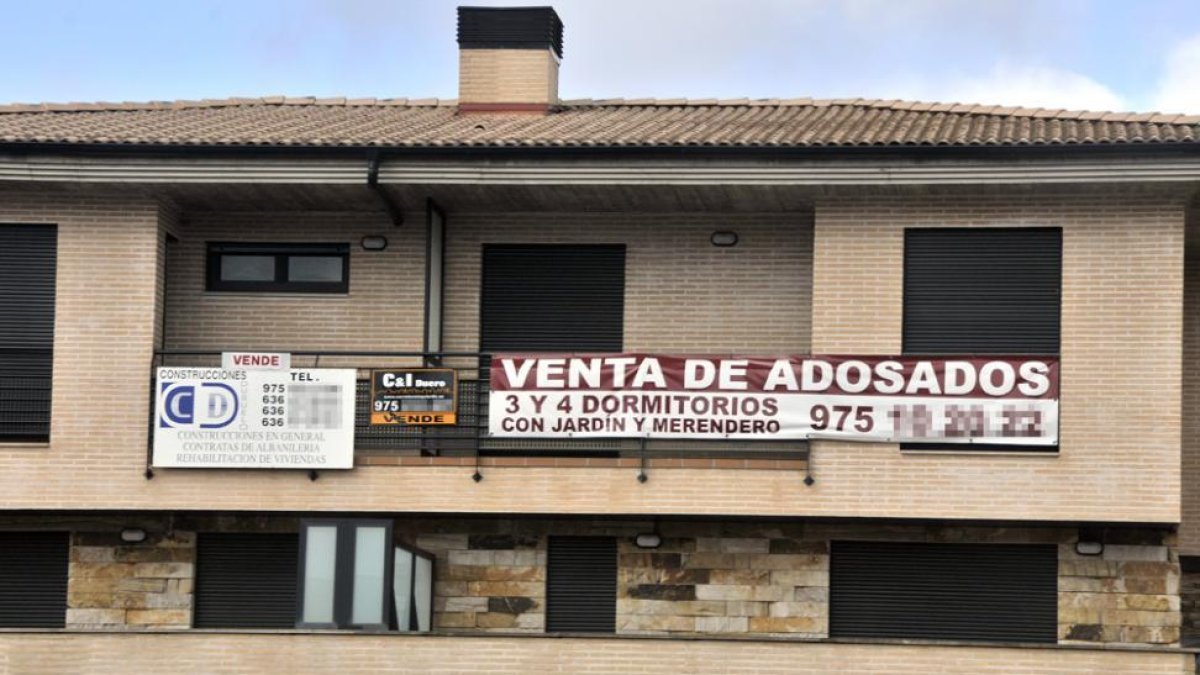 Viviendas en venta en una imagen de archivo.-VALENTÍN GUISANDE