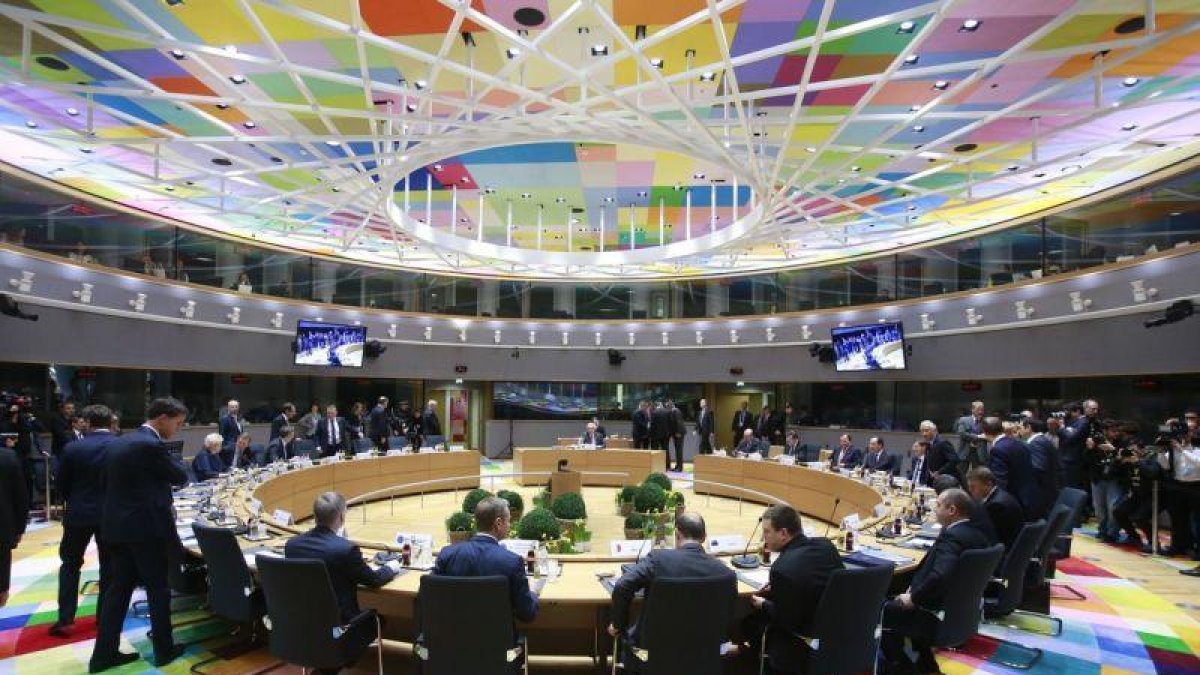 Vista general de los líderes de la Unión Europea (UE) reunidos durante el segundo día de la cumbre de primavera que se celebra en Bruselas.-OLIVIER HOSLET / EFE
