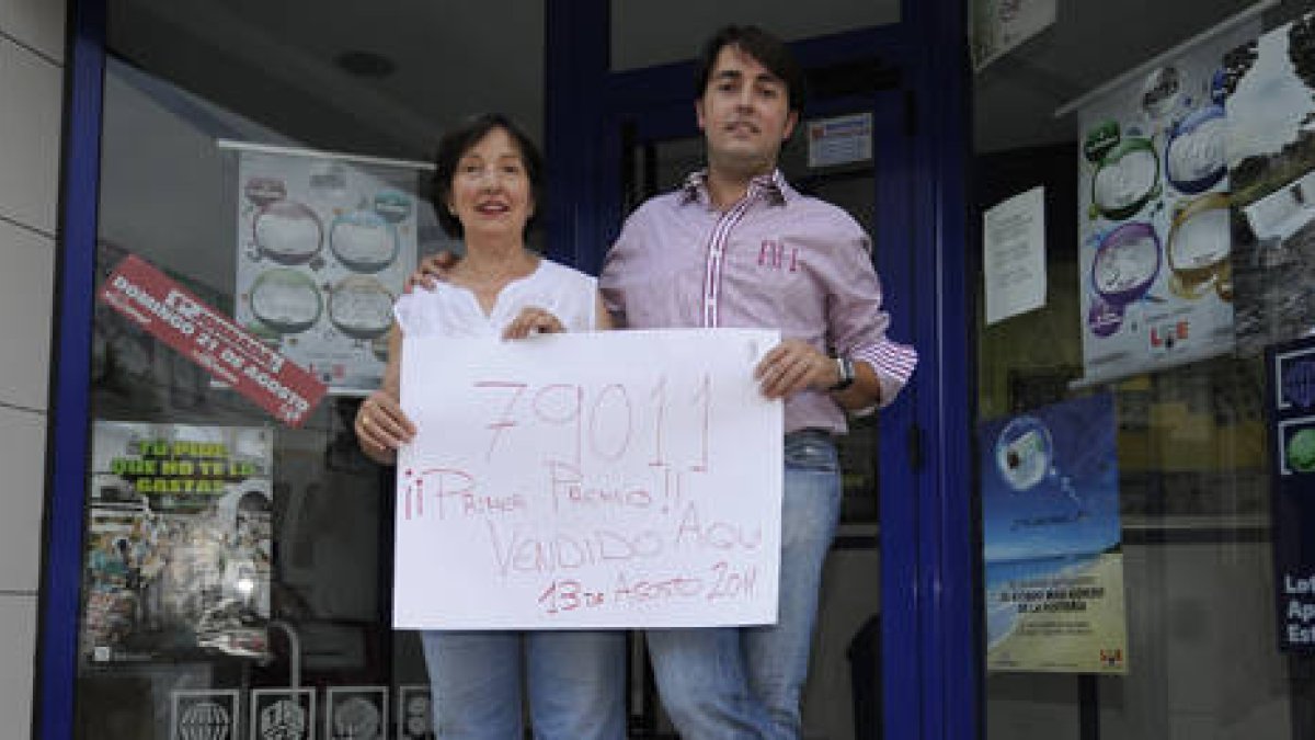 Alfonso Maroto junto a su madre mostrando el boleto ganador del pasado agosto. / ÚRSULA SIERRA-