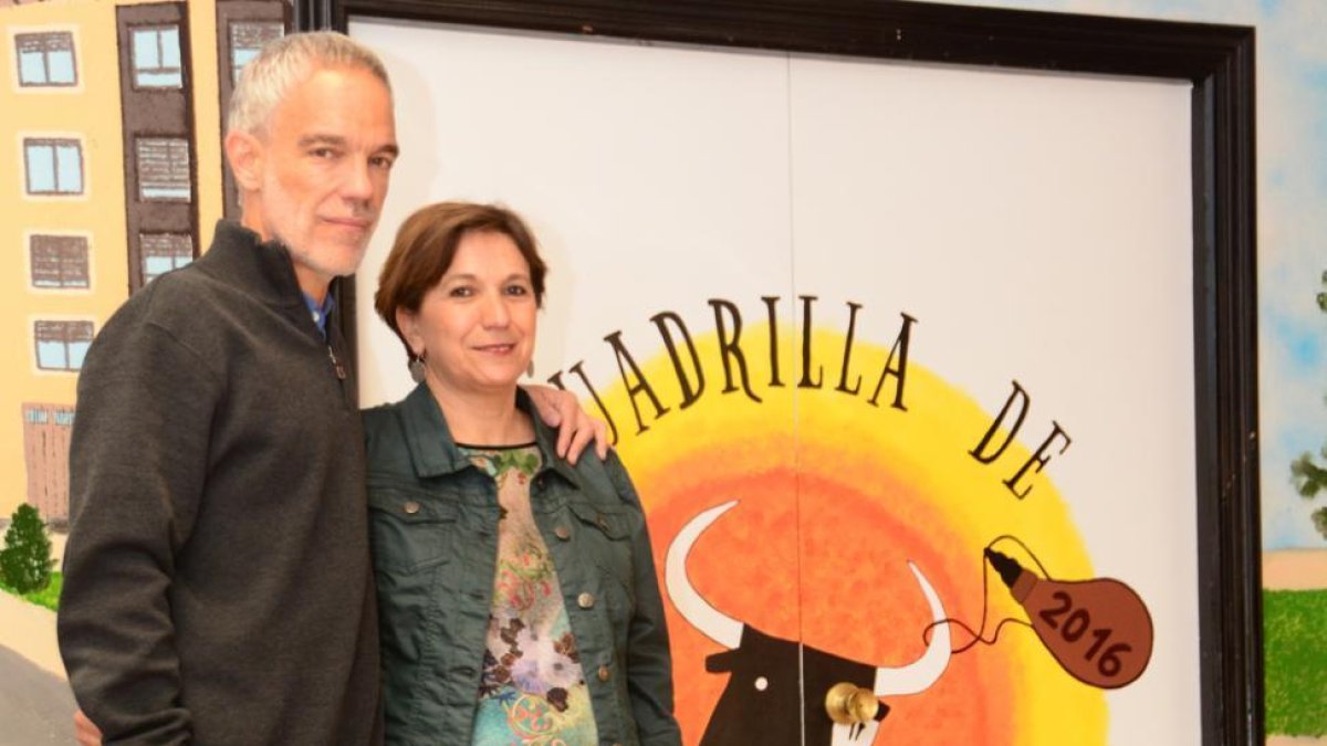 Luis y Marisa, jurados de La Mayor, en el local de la cuadrilla.-ÁLVARO MARTÍNEZ