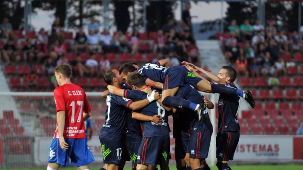 Los jugadores del Numancia celebran uno de los goles anotados en Montilivi.-ÁREA 11