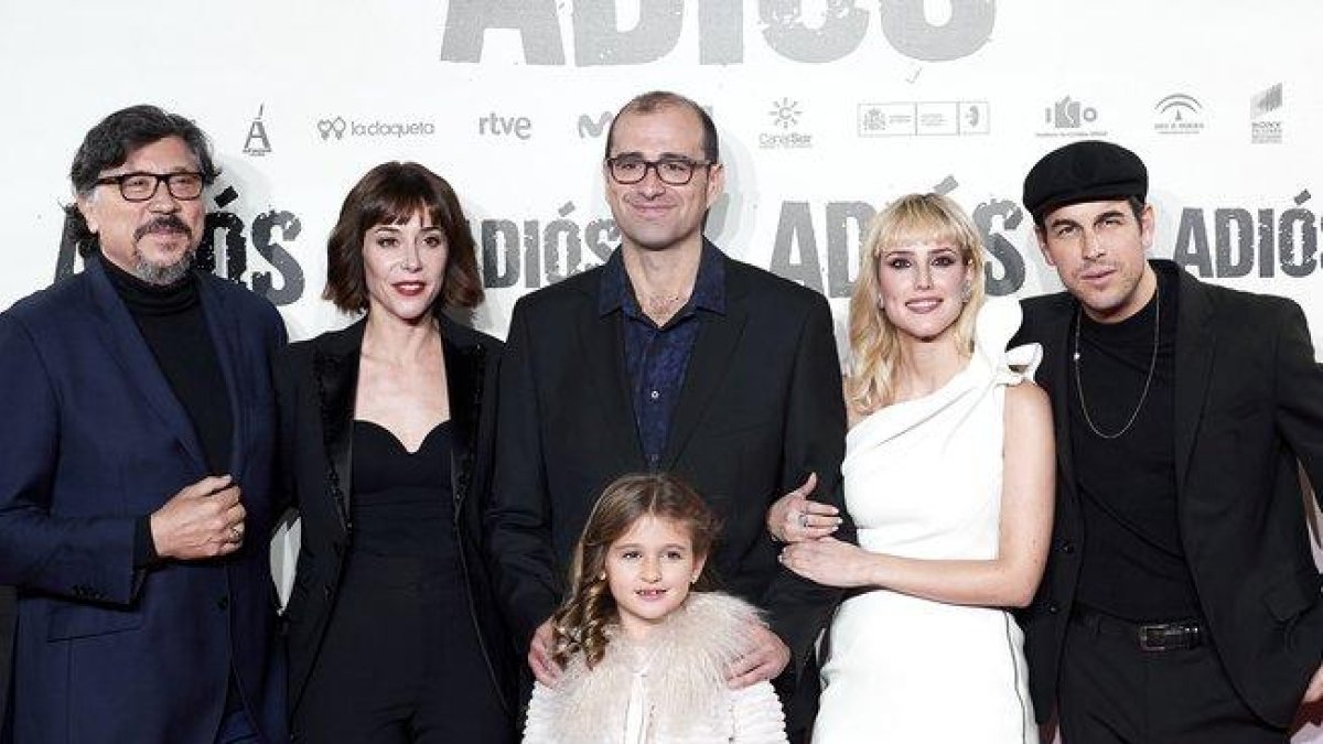 Paco Cabezas, en el centro, con los actores de ’Adiós’.-CARLOS R. ALVAREZ / WIREIMAGE