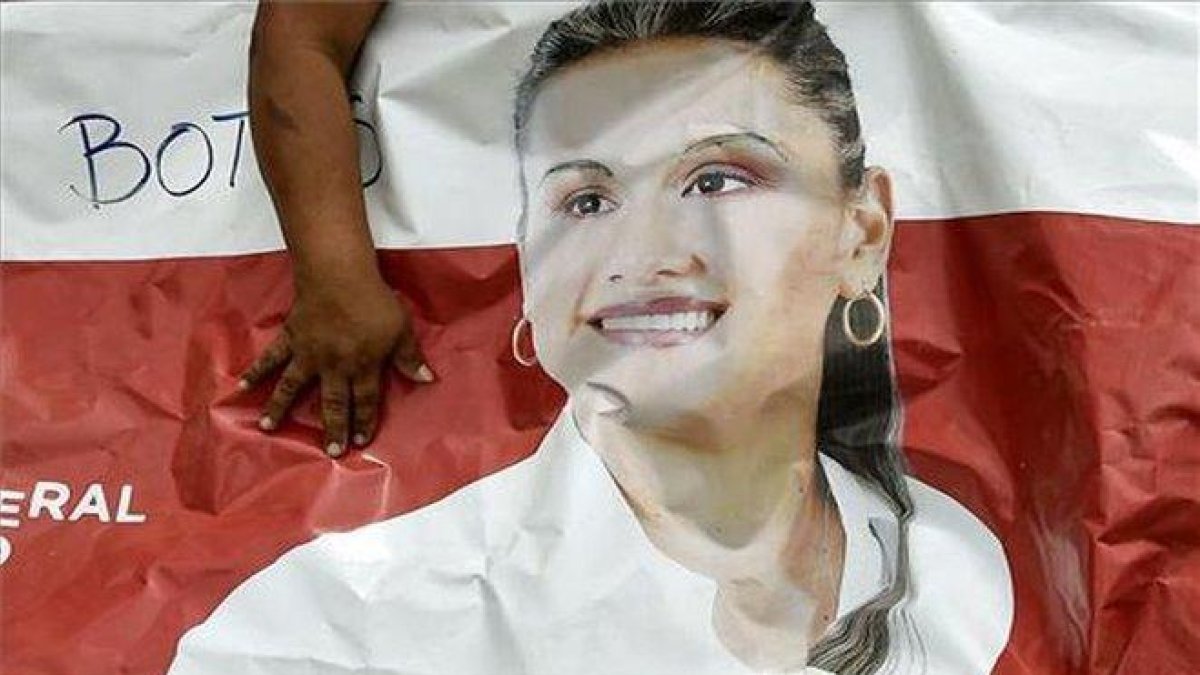 Karina García Sierra en un cartel, candidata asesinada en Colombia.-AFP