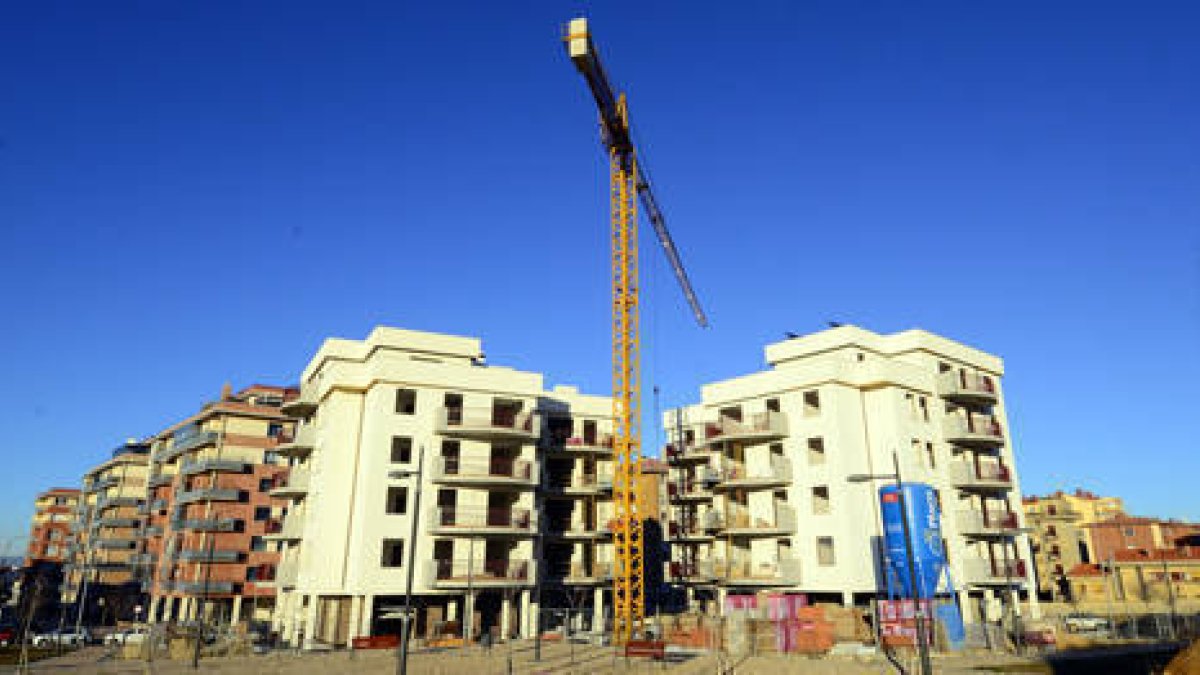 Un bloque de pisos en construcción en la capital. / ÁLVARO MARTÍNEZ-