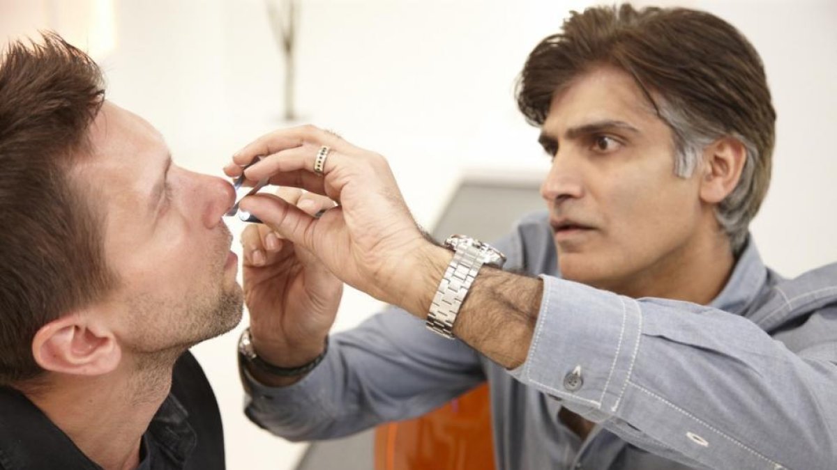 El doctor Vijh, médico de 'Belleza en crisis', reconstruye la nariz de Maciek, un polaco de 36 años-DISCOVERY / RICHARD ANSELT