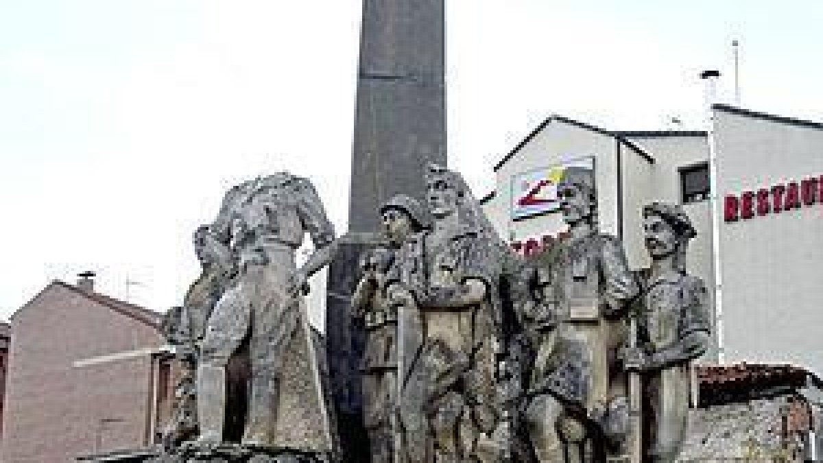 Estado en el que quedó el monumento tras haber sido la figura de Yagüe decapitada.-HDS