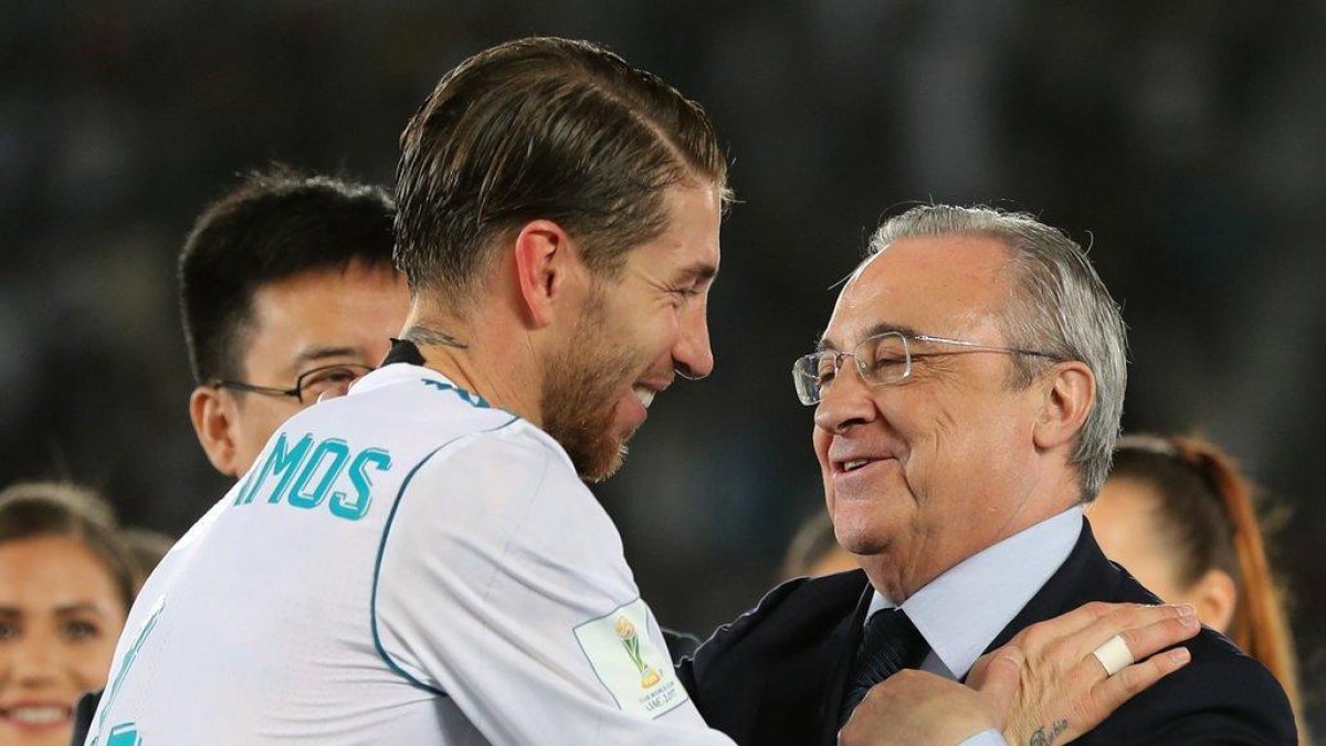 Sergio Ramos saluda a Florentino tras ganar el último Mundial de clubs en Abu Dabi.-AFP