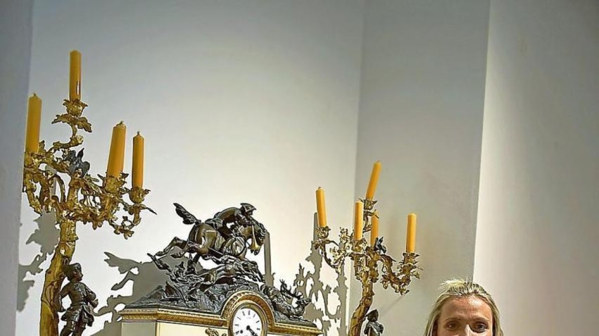 Ángel y Laura, hoy al frente del Duque, junto al piano que decora el comedor del restaurante, y algunos platos representativos de la carta-ARGI