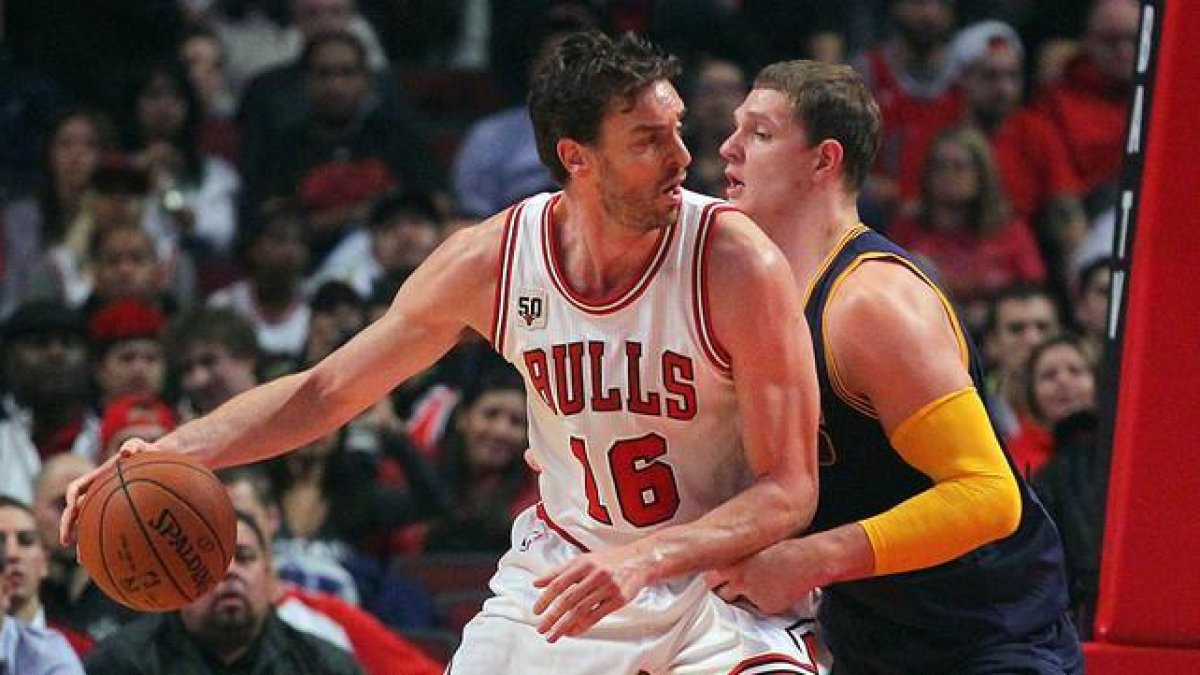 Pau Gasol trata de avanzar con el balón ante la presión de Timofey Mozgov, durante el partido inaugural de la NBA, entre los Bulls y los Cavaliers.-USA TODAY / DENNIS WIERZBICKI