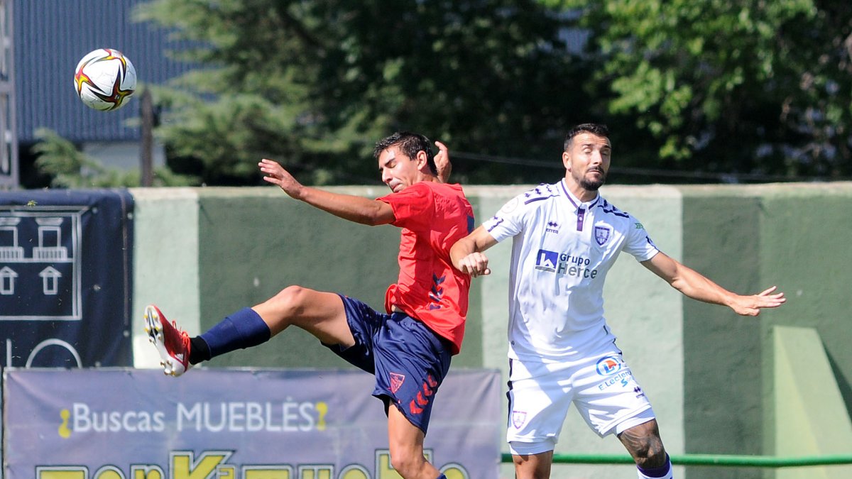 Rubén Mesa fue titular en Segovia formando dupla atacante con Mario Barco. Twitter Gimnástica Segoviana