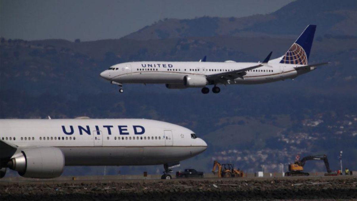 Dos aviones fabricados por Boeing.-
