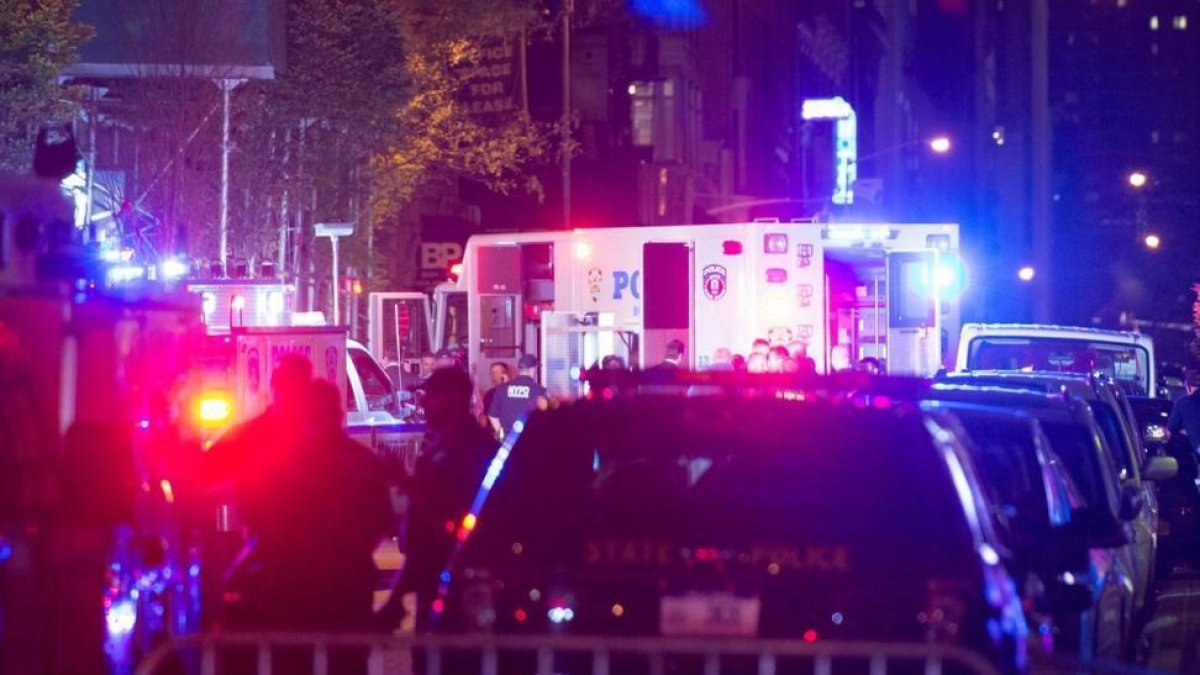 Policías y equipos de emergencia, en el lugar de la explosión, en la calle 23 con la Sexta Avenida, en el barrio de Chelsea (Nueva York).-AFP / BRYAN R. SMITH