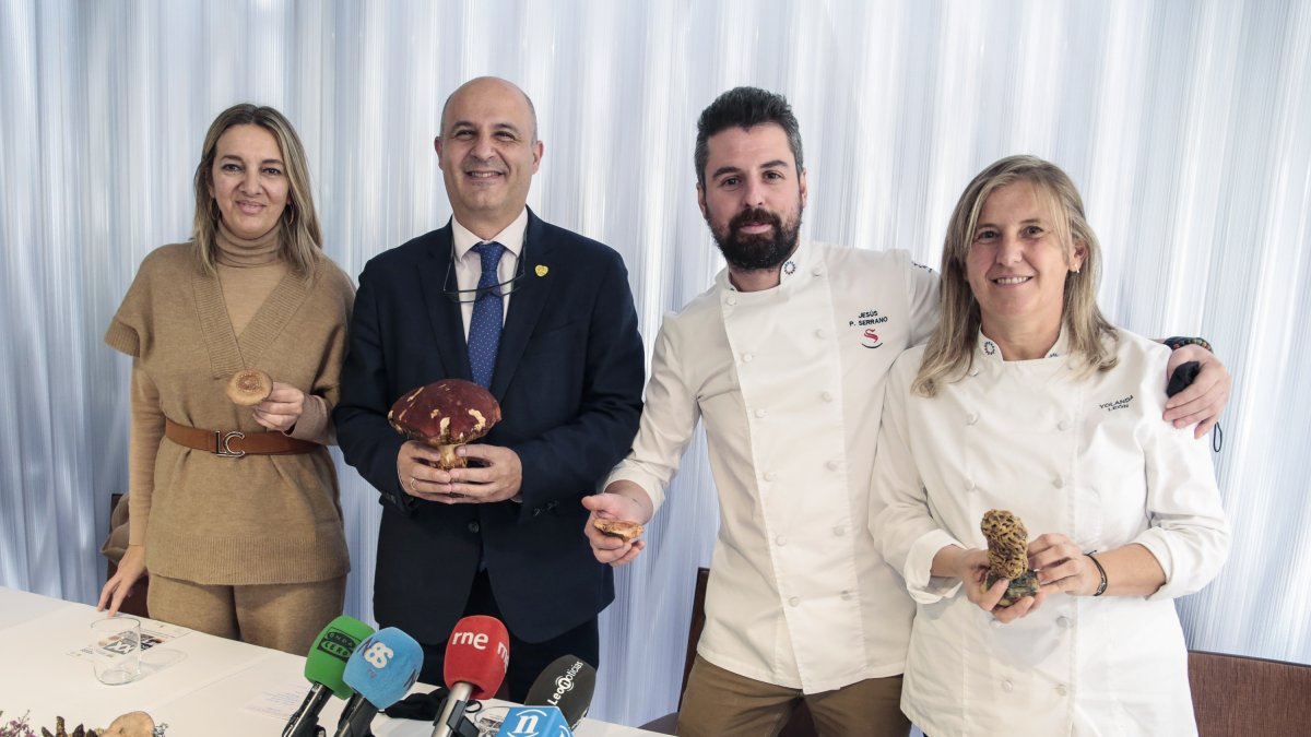 El viceconsejero de Desarrollo Rural y director general del Instituto Tecnológico Agrario, Jorge Llorente, y la directora general de Turismo, María Estrella Torrecilla, participan en el acto de presentación de 'Buscasetas 2021'. Junto a ellos, los representantes de 'Eurotoques' en León y en Castilla y León, Jesús Serrano y Yolanda León.-ICAL