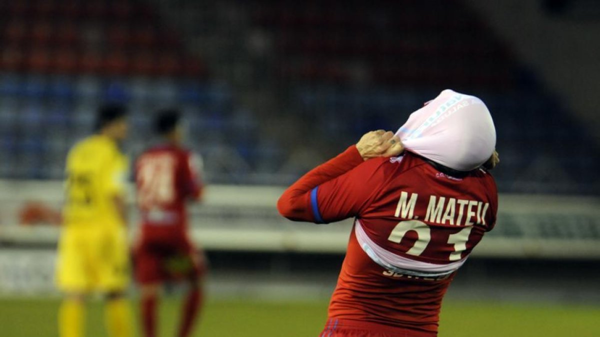 Marc Mateu se lamenta tras el empate del Girona en el tiempo añadido.-Diego Mayor