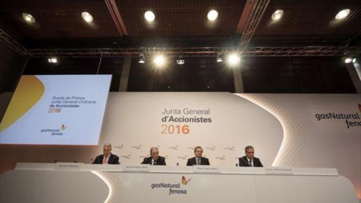 Aspecto de la mesa presidencial de la última junta de accionistas de Gas Natural.-ARCHIVO / RICARD FADRIQUE