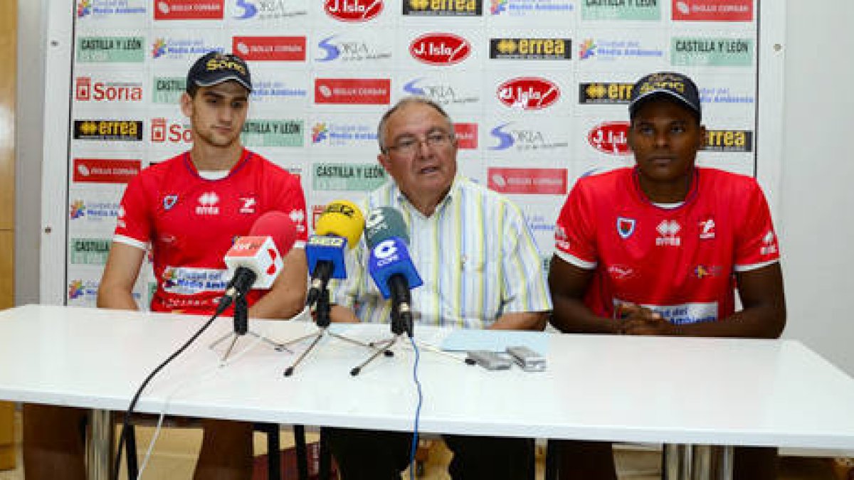 Osveny Sánchez y Pablo Bugallo en su presentación como nuevos jugadores del CMA de Soria. / ÁLVARO MARTÍNEZ-