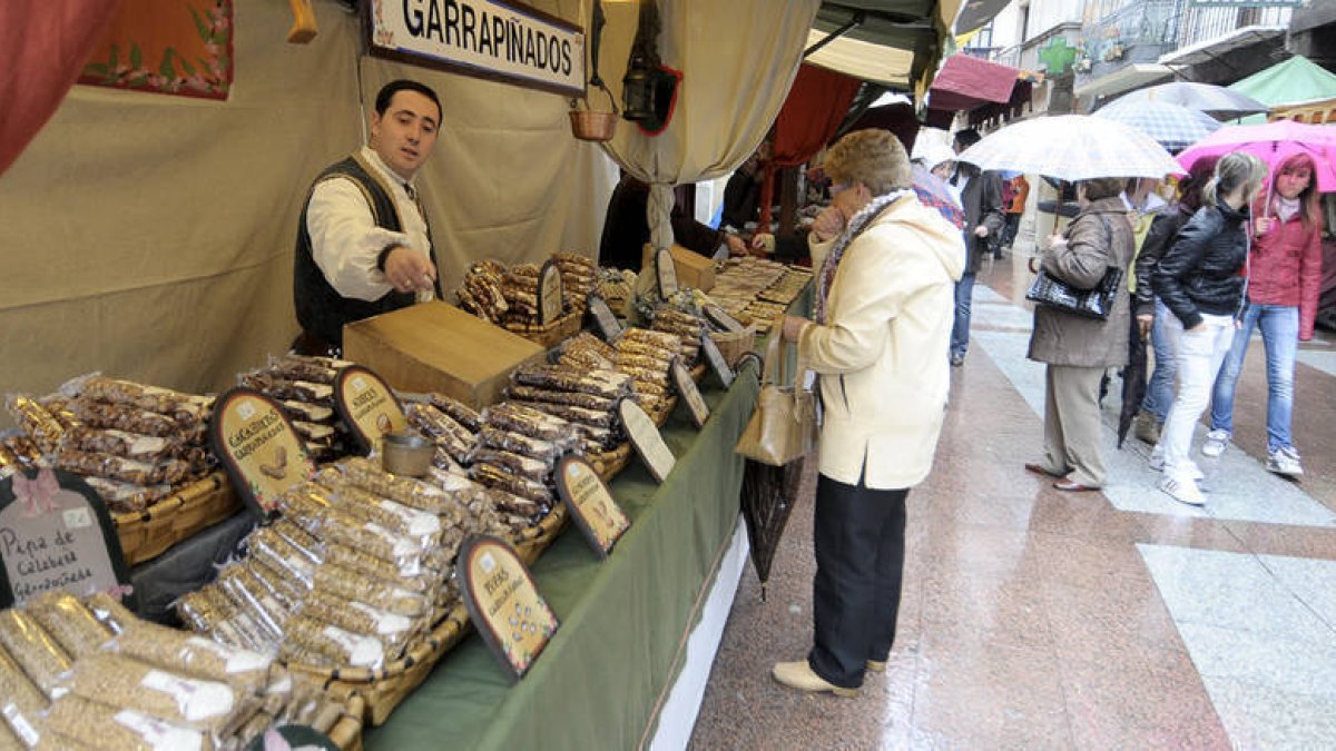 Puesto de productos gastronómicos tradicionales, ayer en el Collado.-