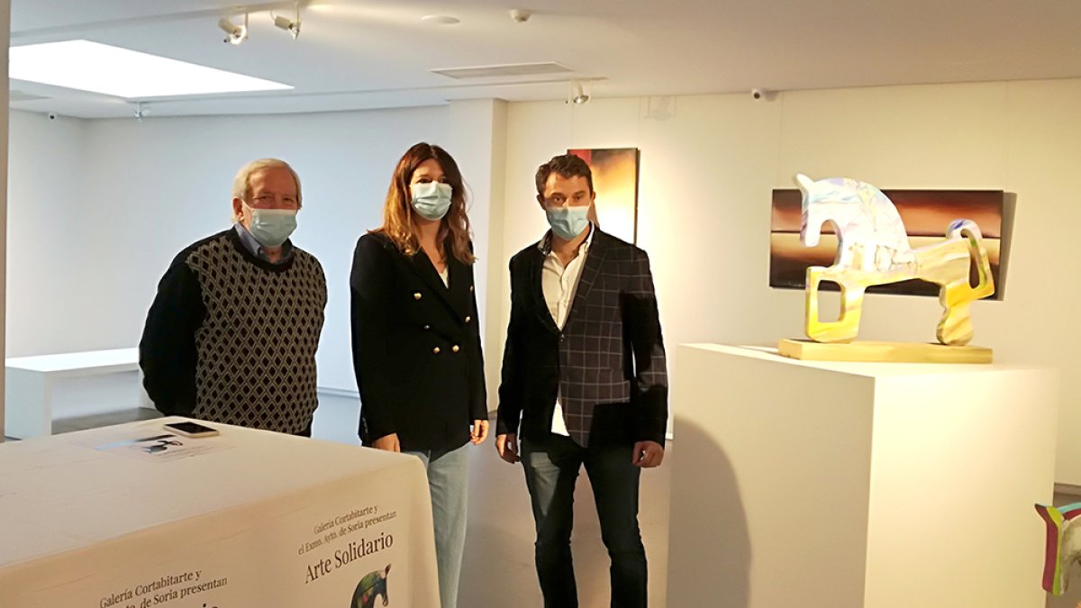Jesús Bárez, Laura Benítez y Enrique Jiménez en la presentación del proyecto, ayer, en la galería CortabitArte.