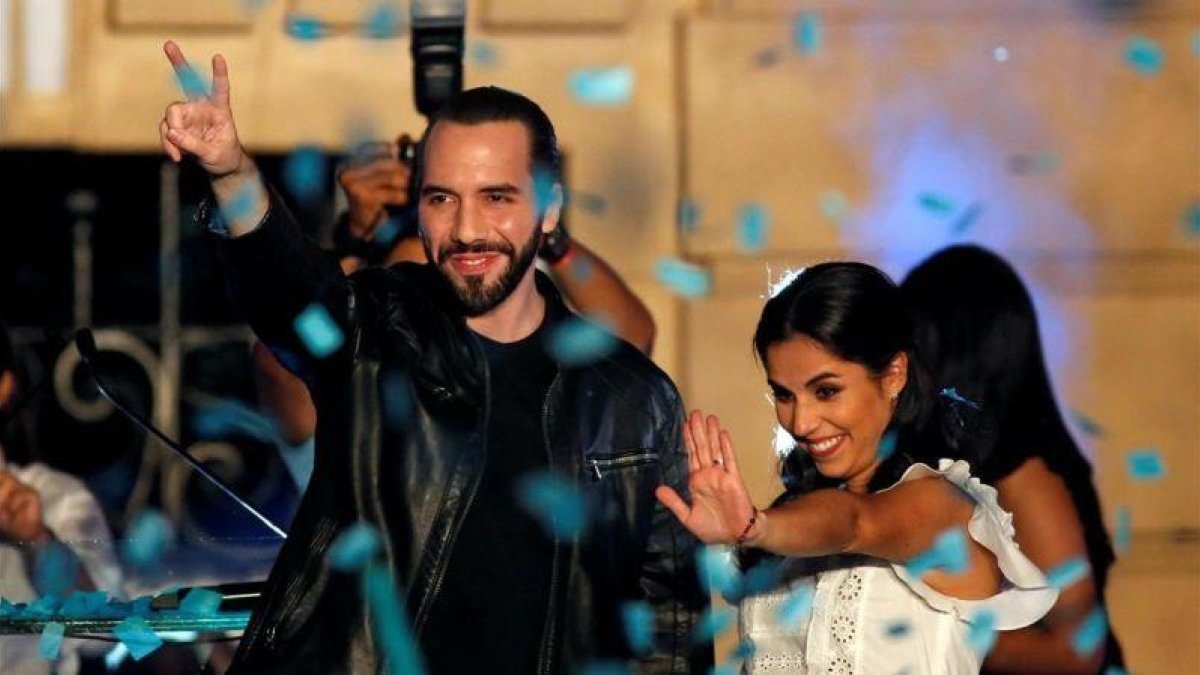 Bukele junto a su mujer Gabriela celebra la victoria electoral.-REUTERS / JOSÉ CABEZAS