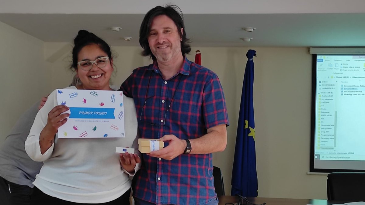 Mariana Robles, con su diploma.-A. HERNANDO