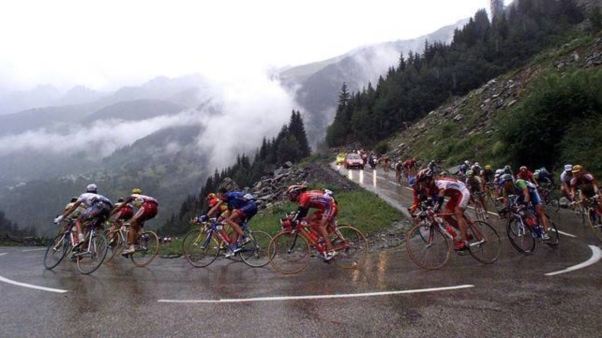 El pelotón desciende el Croix de Fer, en una edición del Tour de Francia.-REUTERS