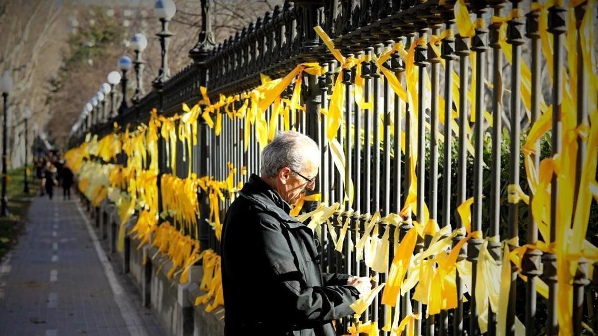 Independentistas colocan lazos amarillos en la verja del parque de la Ciutadella-FERRAN NADEU