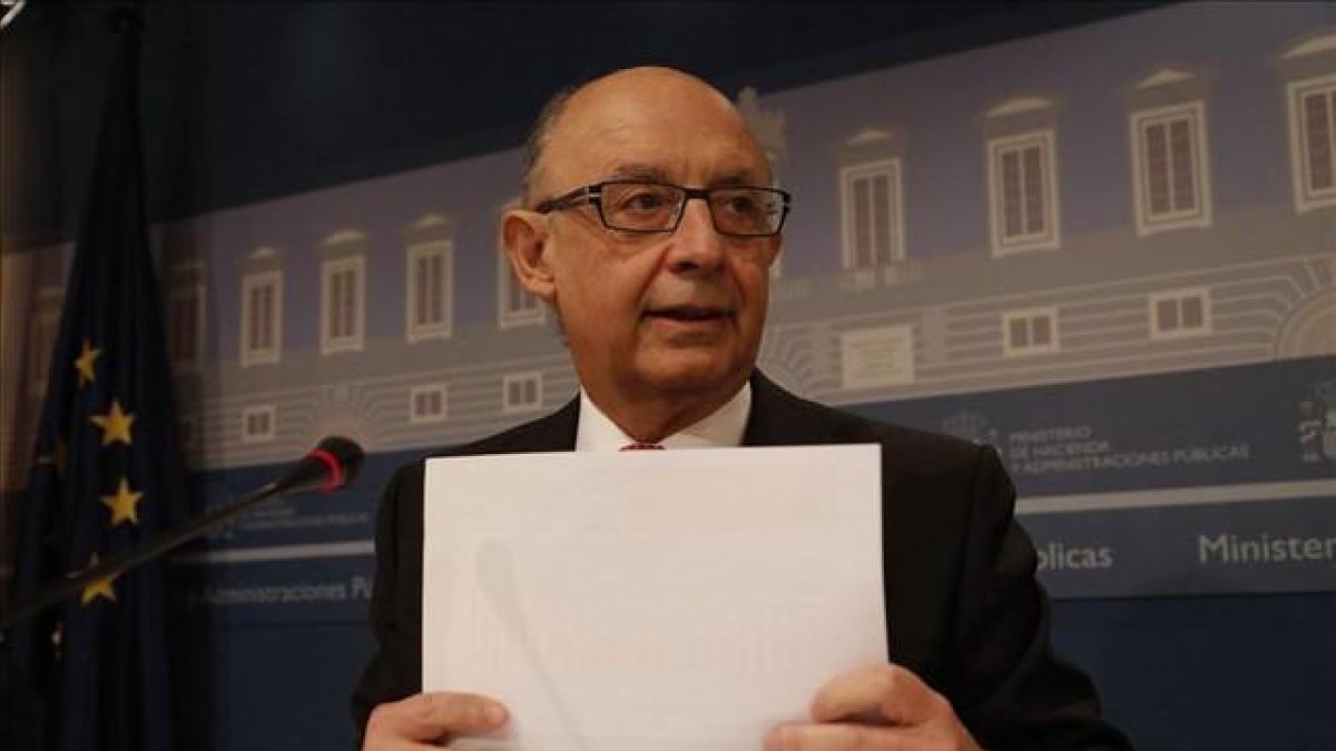 El ministro de Hacienda, Cristóbal Montoro, en rueda de prensa en el Ministerio de Hacienda, el 24 de noviembre.-AGUSTÍN CATALÁN