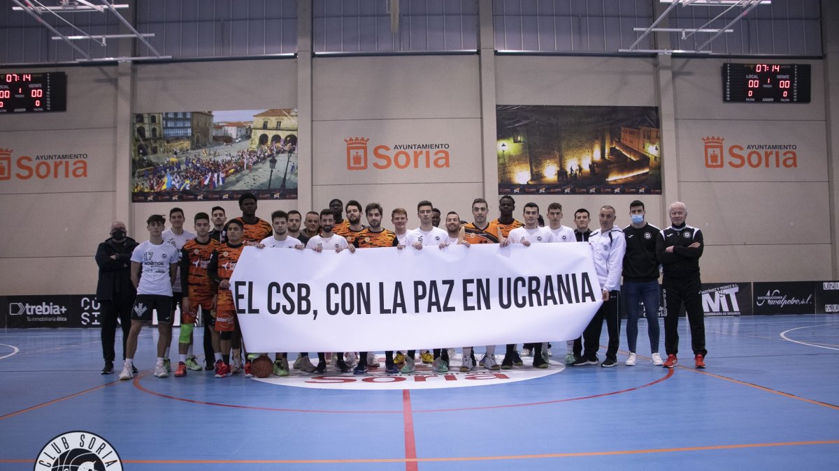 El Transler, con la pancarta _El CSB, con la paz en Ucrania. HDS