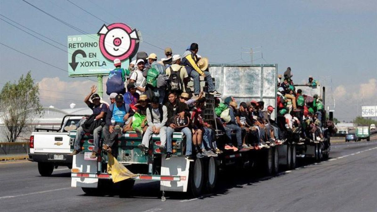 Miembros de la caravana, sobre un camión en Puebla.-EFE / HILDA RÍOS