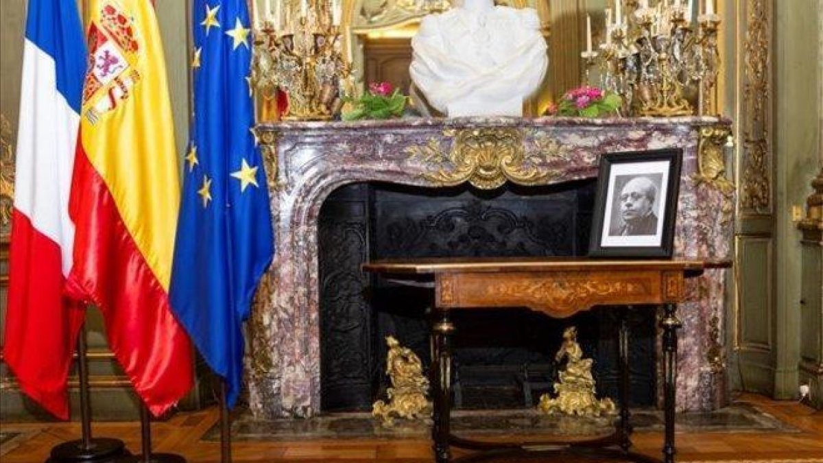 La mesa en la que Manuel Azaña firmó su dimisión como presidente de la Segunda República.-EFE / FERNANDO PÉREZ