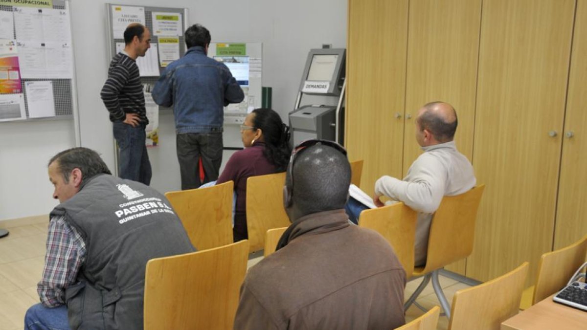 Personas esperando en la oficina de empleo.-VALENTÍN GUISANDE